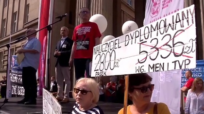 Ostrów Mazowiecka - Podwyżek płac o tysiąc złotych i odwołania minister edukacji