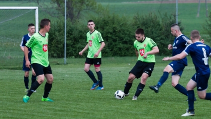 Ostrów Mazowiecka - Piłkarze Iskry Zaręby Kościelne w derbowej konfrontacji dzie