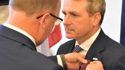 Ostrów Mazowiecka - Jerzy Bauer, burmistrz Ostrowi Mazowieckiej odebrał z rąk wo