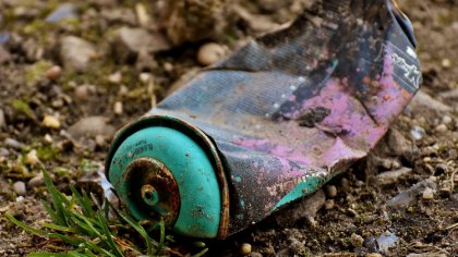 Ostrów Mazowiecka - Nieznane osoby naniosły graffiti na pociąg znajdujący się na