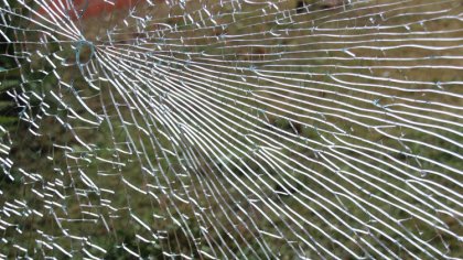 Ostrów Mazowiecka - 18-latek wybijając osiem szyb włamał się do sklepu spożywczo