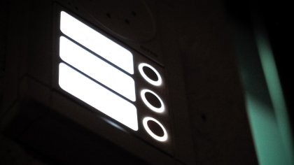 Ostrów Mazowiecka - Zainstalowany domofon w klatce bloku czy domu skutecznie pot