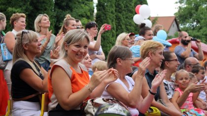 Ostrów Mazowiecka - Społeczność Szkoły Podstawowej im. Jana Pawła II w Prostyni 