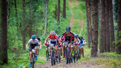 Ostrów Mazowiecka - Kolarski peleton prowadzony przez Grzegorza Wajsa po pięciu 