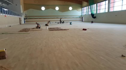 Ostrów Mazowiecka - Rozpoczęły się prace remontowe parkietu na hali sportowej MO