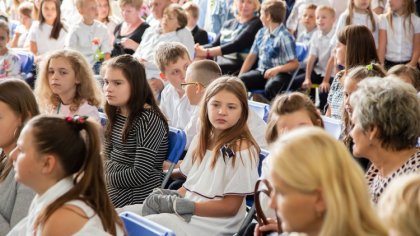 Ostrów Mazowiecka - Wczoraj wakacje rozpoczęli najstarsi uczniowie Szkoły Podsta