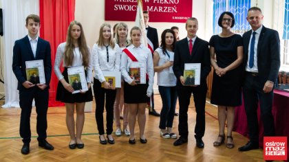 Ostrów Mazowiecka - Zobacz zdjęcia z zakończenia roku szkolnego w SP nr 4 w Ostr