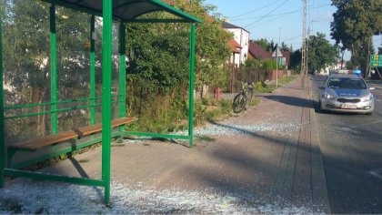 Ostrów Mazowiecka - Wandal zniszczył przystanek autobusowy przy ul. Ostrowskiej 