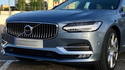 Ostrów Mazowiecka - Nieznani sprawcy włamali się do samochodu volvo, zaparkowane