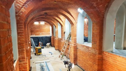 Ostrów Mazowiecka - Wokół budynku Jatek rozpoczęły się prace przy zagospodarowan