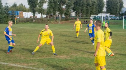 Ostrów Mazowiecka - Piłkarze Iskry Zaręby Kościelne prowadzeni przez trenera Woj
