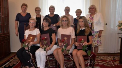 Ostrów Mazowiecka - W małkińskim urzędzie gminy wójt Bożena Kordek wręczyła akty