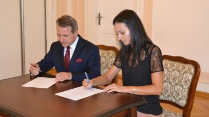 Ostrów Mazowiecka - W ostrowskim urzędzie miasta burmistrz Jerzy Bauer wręczył a