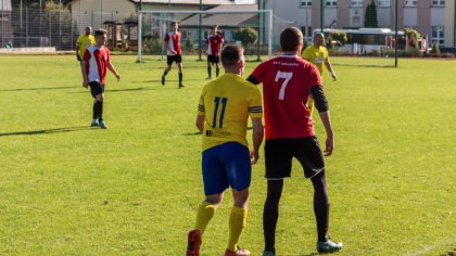 Ostrów Mazowiecka - Piłkarze KS Wąsewo w spotkaniu siódmej kolejki A klasy w gru