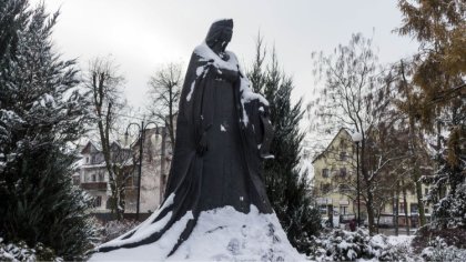 Ostrów Mazowiecka - Informacje o o pomniku Księżnej Anny Mazowieckiej w Ostrowi 