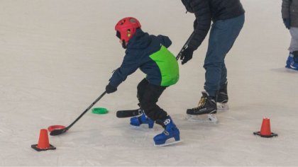 Ostrów Mazowiecka - Na lodowisku w obiekcie Omega podczas ferii zimowych dzieci 
