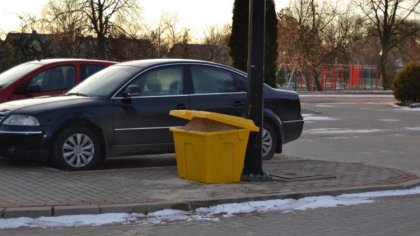 Ostrów Mazowiecka - W gminie Andrzejewo pojawiły się przy drogach pojemniki na s