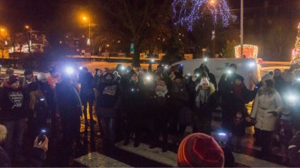 Ostrów Mazowiecka - Spontaniczne, ciche marsze pamięci, znicze zapalane w różnyc