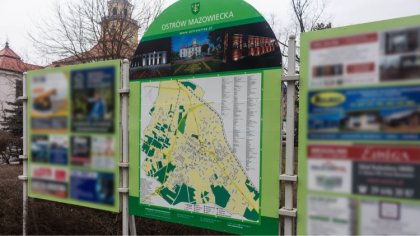 Ostrów Mazowiecka - Przed ostrowskim ratuszem stanęła nowa tablica z planem mias