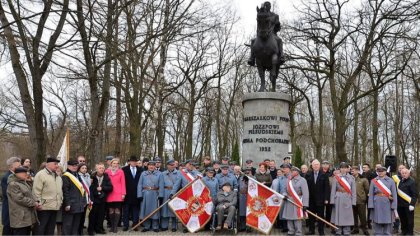 Ostrów Mazowiecka - Przy pomniku marszałka w Komorowie odbyła się główna uroczys