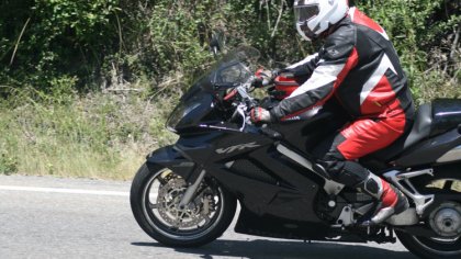 Ostrów Mazowiecka - Trwają prace nad poduszką powietrzną dla motocyklistów. Kier