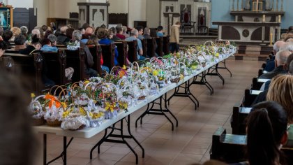 Ostrów Mazowiecka - W Wielką Sobotę wierni odwiedzają swoje parafie, aby poświęc