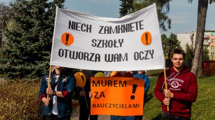 Ostrów Mazowiecka - Nauczyciele z ostrowskich szkół zebrali się dziś pod liceum 