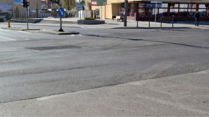 Ostrów Mazowiecka - Ogromny ubytek w jezdni na skrzyżowaniu ulic 3 Maja i Dubois