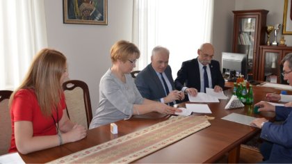 Ostrów Mazowiecka - Władze powiatu ostrowskiego zawarły umowę z Przedsiębiorstwe