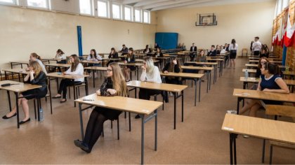 Ostrów Mazowiecka - Abiturienci z ostatnich klas szkół średnich rozpoczęli dziś 