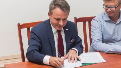 Ostrów Mazowiecka - Włodarz Ostrowi Mazowieckiej podpisał umowy z pięcioma firma