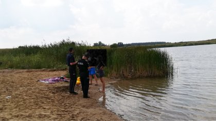 Ostrów Mazowiecka - Ostrowscy policjanci kontrolowali teren zbiorników po byłej 