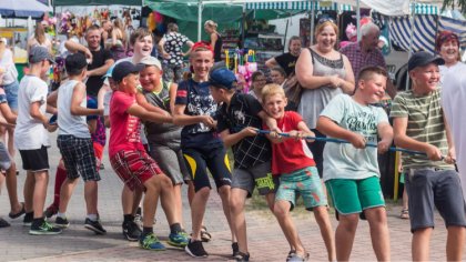 Ostrów Mazowiecka - Dzieci, młodzież i dorośli bawili się na placu szkolnym w Ki