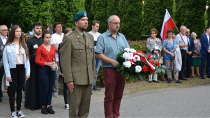 Ostrów Mazowiecka - Na cmentarzu parafialnym przy mauzoleum ostrowianie oddali h