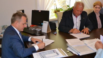 Ostrów Mazowiecka - Włodarz miasta podpisał wczoraj umowę na przebudowę ulicy Ko