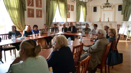 Ostrów Mazowiecka - Burmistrz Jerzy Bauer zaprosił do sali konferencyjnej urzędu
