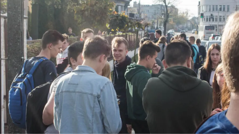 Młodzież z Zespołu Szkół nr 2 w Ostrowi Mazowieckiej zorganizowali protest przeciwko zakazowi opuszczania terenu szkoły podczas przerw międz