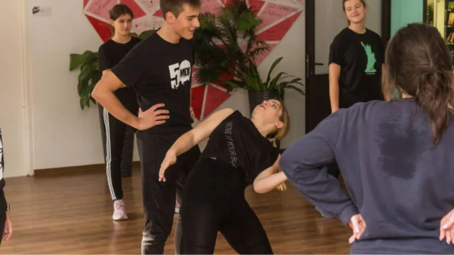 W budynku Miejskiego Domu Kultury w Ostrowi Mazowieckiej odbyłby się warsztaty taneczne z waackingu pod okiem instruktorki - Gabrieli Koszewnik. 