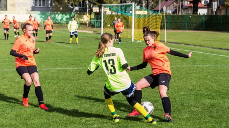 Podopieczne trenera Michała Kacprzaka w siódmej kolejce rozgrywek III ligi kobiet w grupie mazowieckiej pokonały przed własną publicznością 