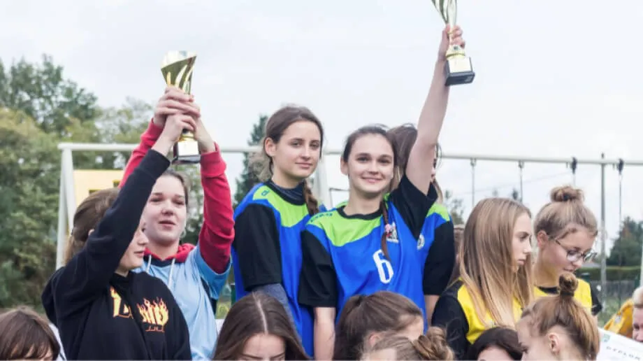 Młodzież z powiatu ostrowskiego zainaugurowała Powiatowy Sportowy Rok Szkolny 2019/2020. Uczniowie wzięli udział w biegach przełajowych o puc