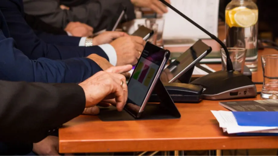 W sali konferencyjnej miejskiego ratusza, w środę 30 października, podczas sesji, dwudziestu jeden radnych przegłosowało szereg uchwał. Opró