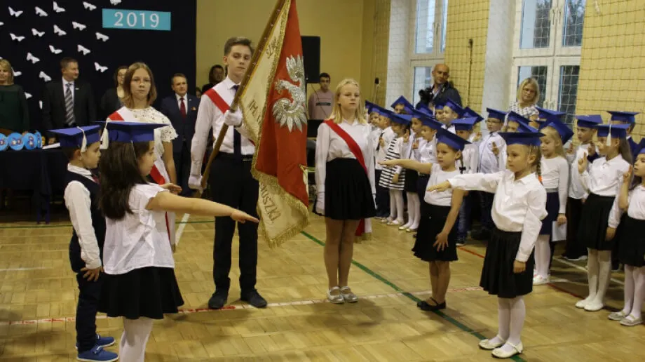 Długo oczekiwania uroczystość ślubowania klas pierwszych odbyła się, w czwartek 10 października, w Szkole Podstawowej nr 1 w Ostrowi Mazowie