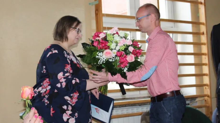 Uczniowie, nauczyciele oraz dyrekcja wzięli udział w obchodach Dnia Edukacji Narodowej w Szkole Podstawowej nr 1 w Ostrowi Mazowieckiej. Podczas 
