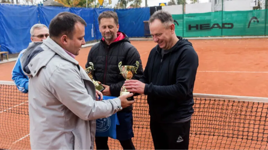 Waldemar Dziurda grający w parze z Arturem Borowym zwyciężyli w tenisowym turnieju deblowym, rozegranym w ostatni weekend, na kortach ziemnych w