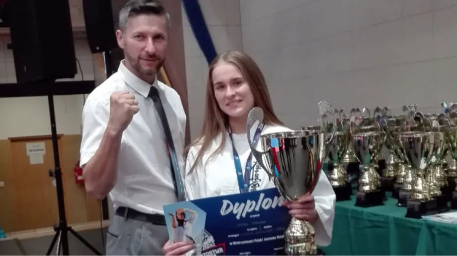 Młoda zawodniczka Brokowskiego Klubu Karate Kyokushinkai została wicemistrzynią Polski w kategorii kumite dziewcząt 14-15 lat +55 kg. Zofia Per