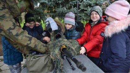 Ostrów Mazowiecka - Prawie 500 uczniów zwiedziło jednostkę wojskową w Komorowie 