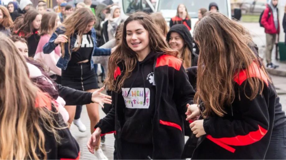 Na dworcu autobusowym przy placu Ludwika Waryńskiego odbyła się kolejna edycji Dnia Uśmiechu organizowanego przez młodzieżową radę powiatu.