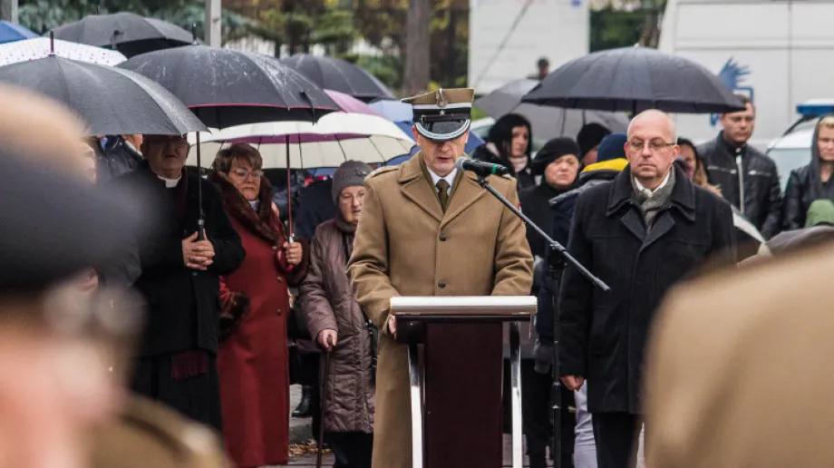 Na placu przed ostrowskim Dębem Wolności dziś w południe odbyły się oficjalne uroczystości upamiętniające rocznice odzyskania przez Polsk?