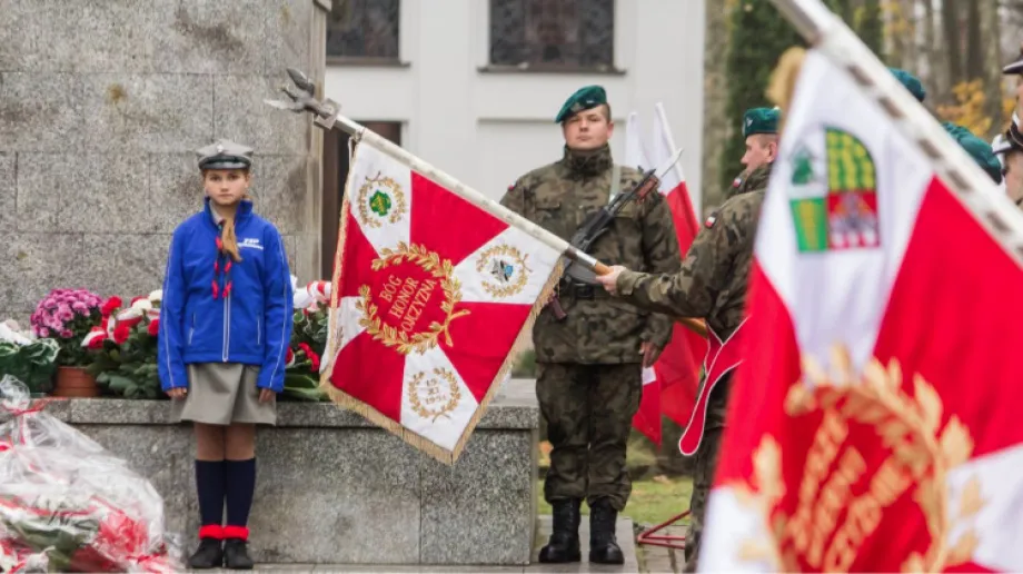 W ramach obchodów Narodowego Święta Niepodległości w Komorowie została odprawiona uroczysta msza święta oraz m.in. zostały złożone kwiat
