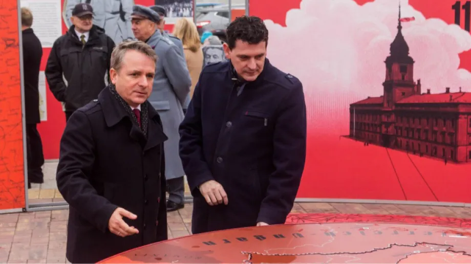 Na placu przed budynkiem ostrowskiej elektrowni odbyło się oficjalne otwarcie wystawy pt. "Powstała, by żyć" połączona z uroczystością prz